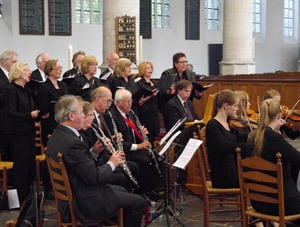 “Organist in het Bach-orkest  tijdens een cantatedienst in de Oude Kerk te Delft.”